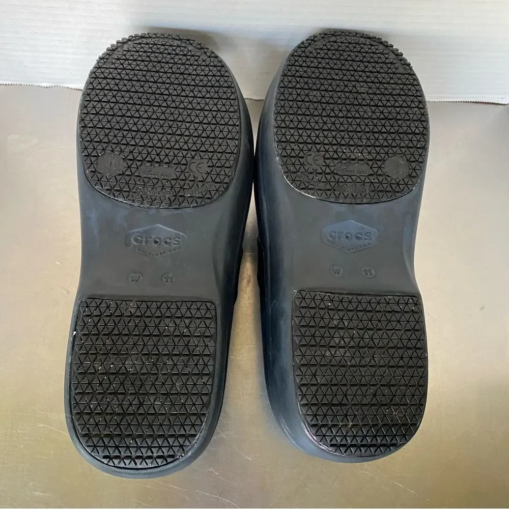 Crocs Lock Clogs Size 11 Women's Black Slip Resistant Work Shoes Nursing Chef